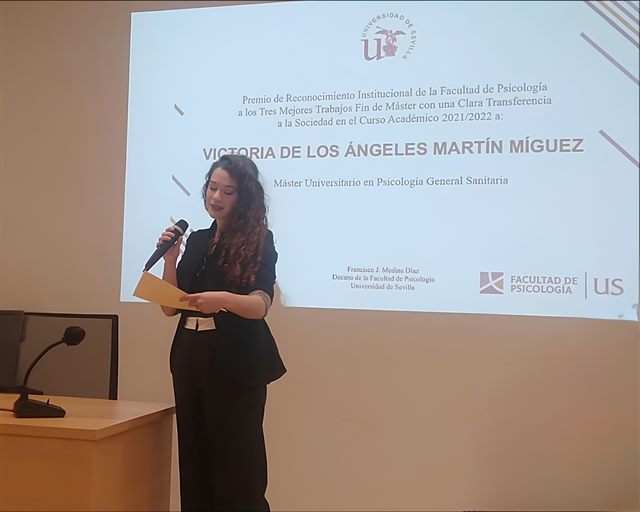Victoria recogiendo el Premio de Reconocimiento Institucional de la Facultad de Psicología de la Universidad de Sevilla